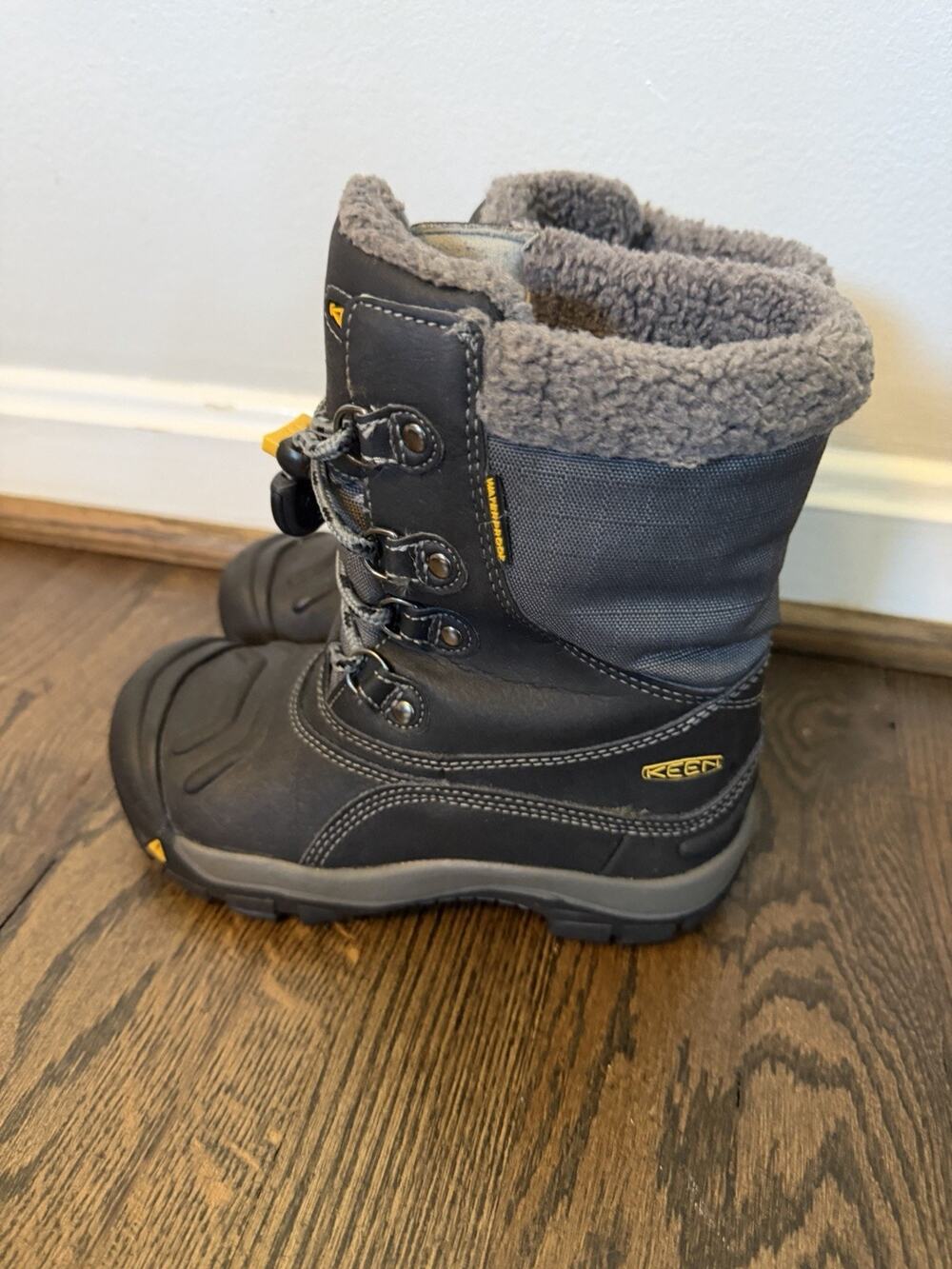 KEEN Boys Basin WP Snow Boots Size 1 Waterproof Lined Lace-Up Cap Toe